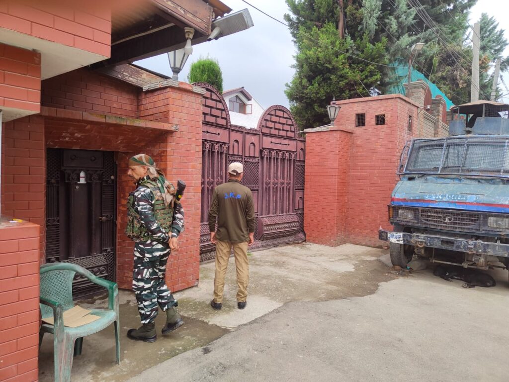 Security deployment outside the gate of Hurriyat chairman