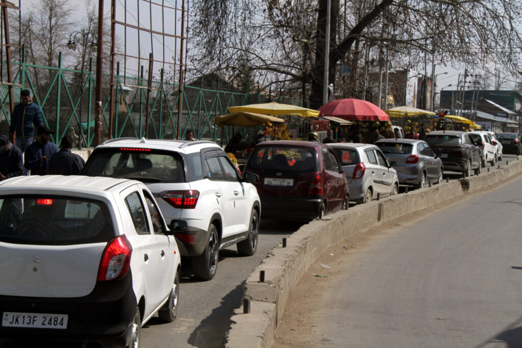 Giving driving licenses without ‘tests’, delaying vehicle registration renewals is how the ARTO offices work in Kashmir